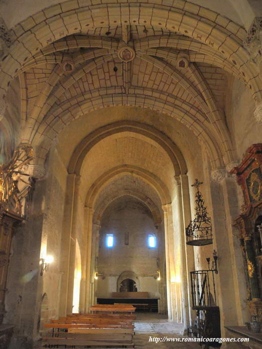 INTERIOR DE LA NAVE CENTRAL DESDE LA CABECERA